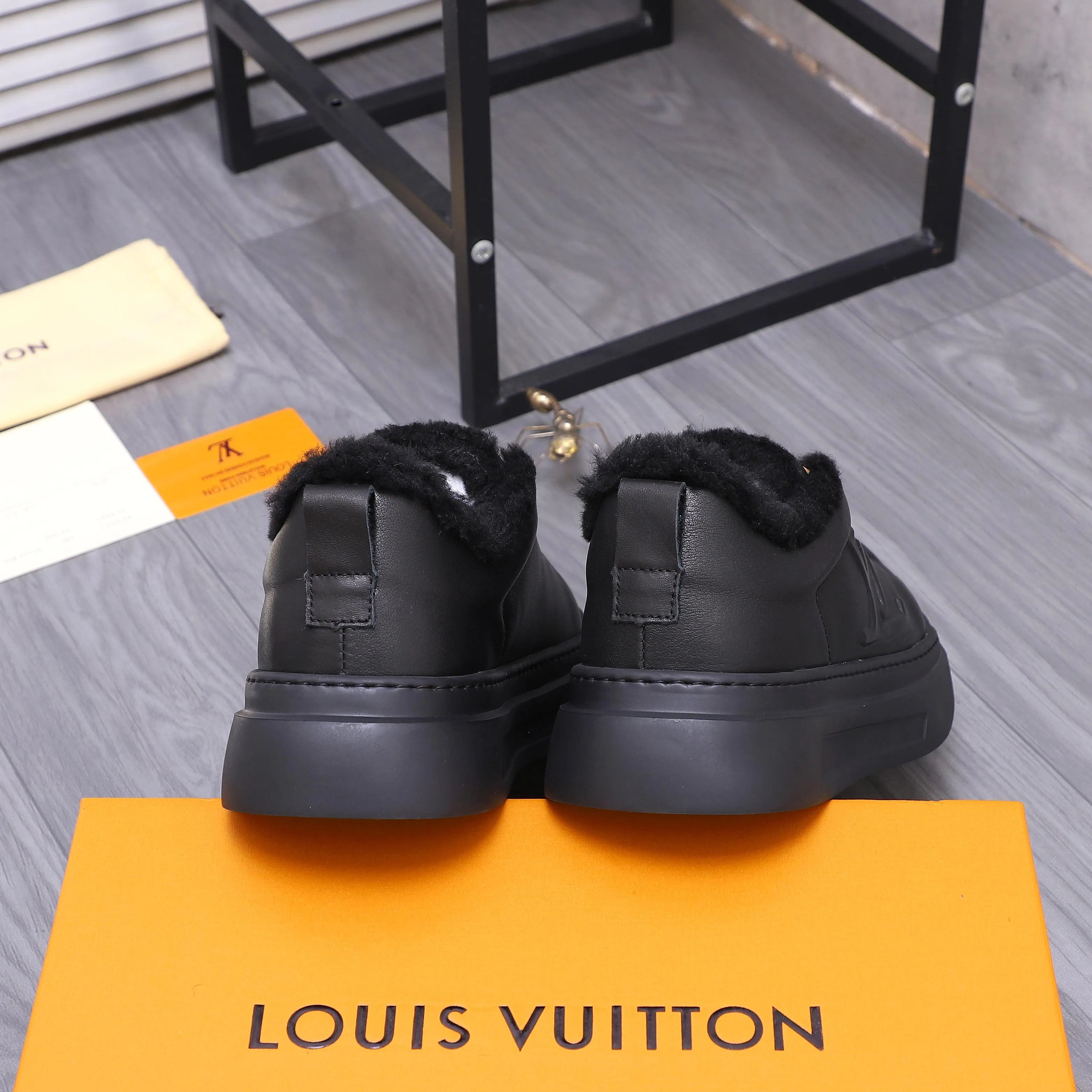 Men's shoes 💰p500 Product trademark: LV "Louis Vuitton Winter warm casual men's shoes Regular size: 38-44 Product materials: Selected high-quality cowhide upper, plush lining, rubber outsole